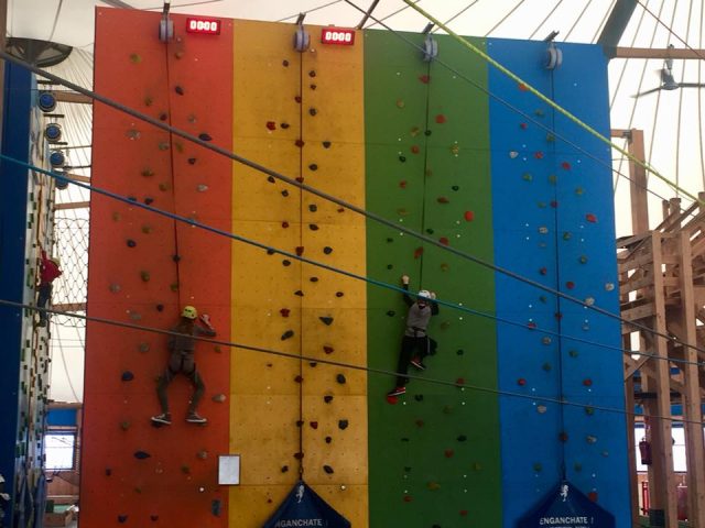 Paredes de escalada del parque multieaventura Vertical Park